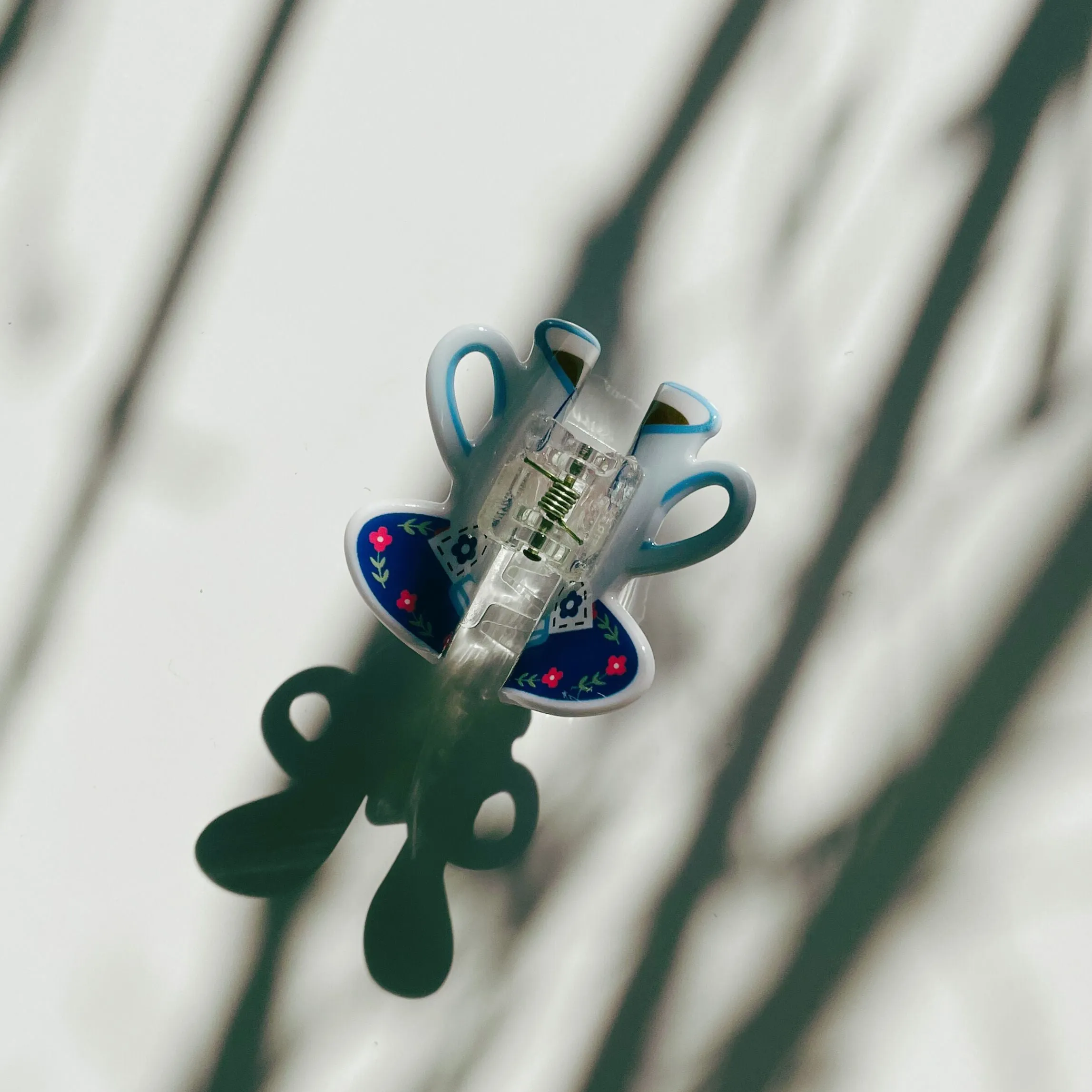 Velvet Claws Mini Blue Tea Cup with Pink Flowers Hair Claw | Claw Clip